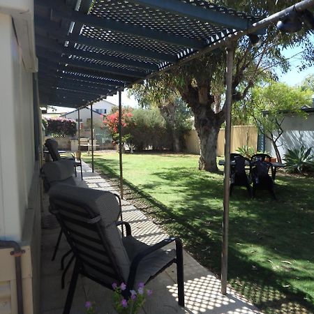 Lazy Lobster Holiday Units & Chalets Port Denison Exterior foto